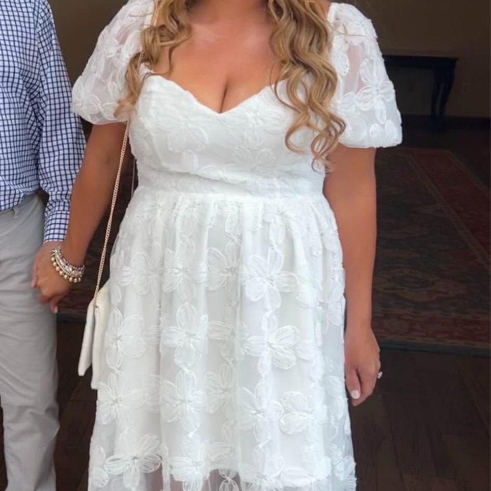 Chic White Floral Lace Midi Dress